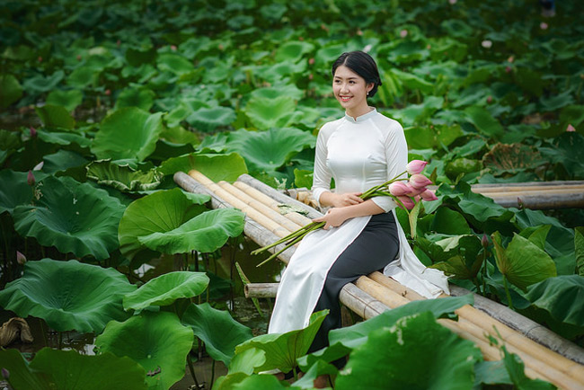 nu sinh ngoai thuong e ap ben sen dau mua hinh anh 11