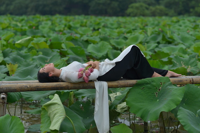 nu sinh ngoai thuong e ap ben sen dau mua hinh anh 18