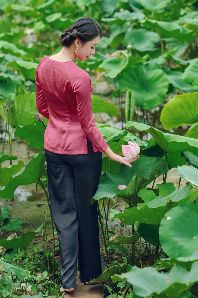 nu sinh ngoai thuong e ap ben sen dau mua hinh anh 6