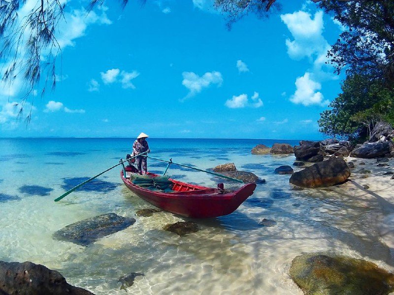 Hãy khám phá bức tranh thiên nhiên tuyệt đẹp và thư giãn trên một đảo đẹp của Việt Nam. Hòa mình trong không gian yên tĩnh, thư thái với đường bờ cát trắng len lỏi giữa những dải nước trong xanh mênh mông xung quanh.