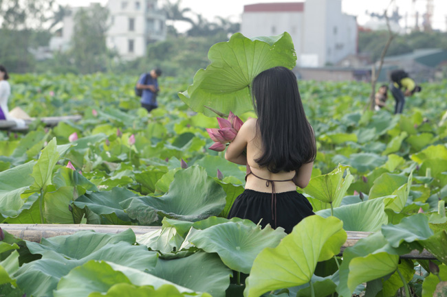 1001 su co do khoc do cuoi cua thieu nu khi chup sen hinh anh 14