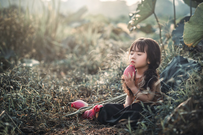 Bé gái 4 tuổi chụp ảnh hoa sen trông thật đáng yêu và dễ thương. Chỉ với những đóa hoa nhỏ, những bức ảnh sẽ giúp lưu giữ những khoảnh khắc ngọt ngào và đáng yêu của tuổi thơ.