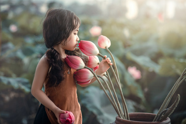 Cô bé nhỏ xinh đẹp trong hình ảnh liên quan đến hoa sen sẽ khiến bạn yêu ngay từ cái nhìn đầu tiên. Hãy đến với hình ảnh này để thưởng thức vẻ đẹp tinh tế và mong manh của bé gái cùng hoa sen.