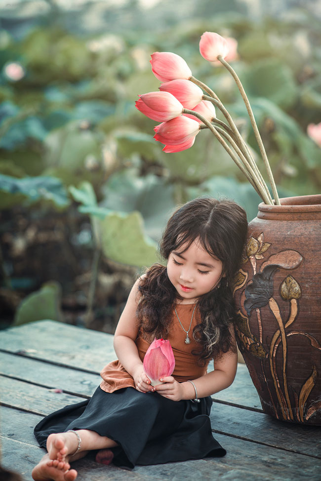 Bộ ảnh hoa sen của bé gái 4 tuổi sẽ khiến bạn phải ngỡ ngàng với tài năng truyền cảm hứng của bé. Những bức hình tinh tế và đầy tầm nhìn này chắc chắn sẽ ghi dấu vào trái tim của bạn và khơi gợi những cảm xúc đẹp nhất trong lòng.