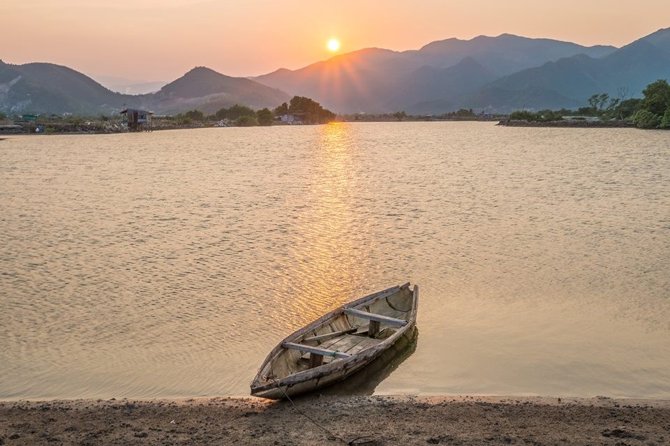 Biển Nha Trang: Hãy đến với bãi biển xinh đẹp của Nha Trang, với nước biển trong xanh và cát trắng mịn màng sẽ làm say đắm bất cứ ai. Quảng trường Trần Phú, Chùa Long Sơn hay tháp Po Nagar là những điểm du lịch không thể bỏ qua khi đến Nha Trang.