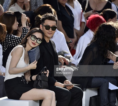 Huỳnh Hiểu Minh và Angela Baby tình tứ ở show Givenchy