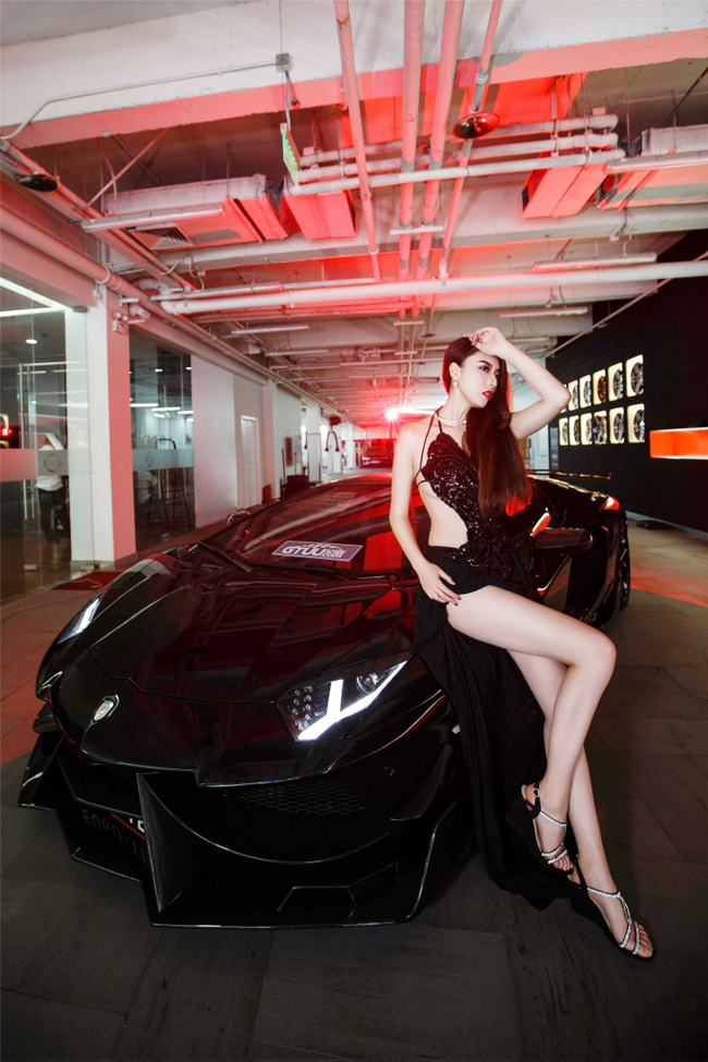 Lamborghini - thương hiệu siêu xe đình đám và không thể thiếu trong bộ sưu tập của những người yêu xe. Và khi được kết hợp cùng một cô nàng đẹp sexy, bạn sẽ không thể rời mắt khỏi bức ảnh này.