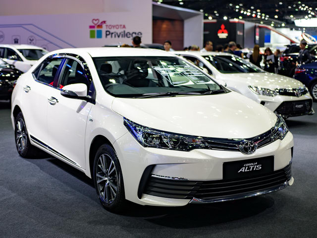 Đánh giá xe Toyota Corolla Altis 2017 về giá bán thông số