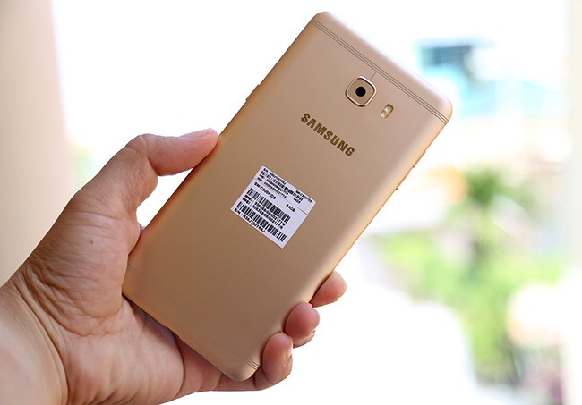 tren tay samsung galaxy c9 pro dung ram 6gb hinh anh 2