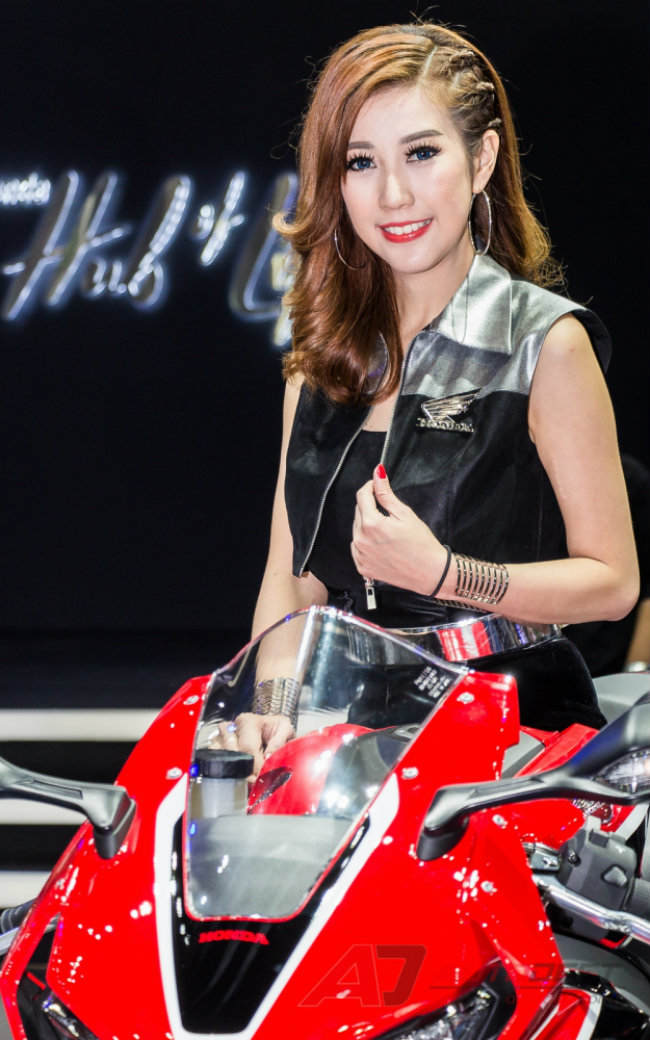 chan dai dap diu khoe sac tai 2017 bangkok motor show hinh anh 3