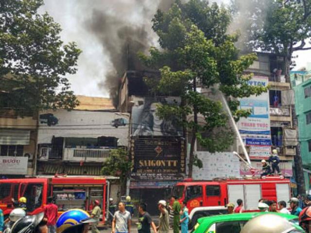 Dân vây kín xem cháy nhà, lực lượng chức năng “mỏi miệng” nhắc nhở