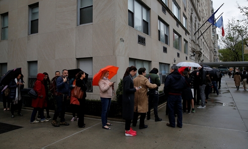 Người Pháp xếp hàng chờ bỏ phiếu tại lãnh sự quán Pháp ở New York, Mỹ. Ảnh: Reuters.