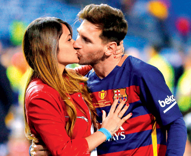 Thật tuyệt vời khi xem ảnh Messi và vợ, sự ấm áp của họ là điểm tựa cho tình yêu đôi lứa này. Họ thật đáng yêu và hạnh phúc với nhau, và niềm yêu đương của họ là một điều hết sức đáng quý.