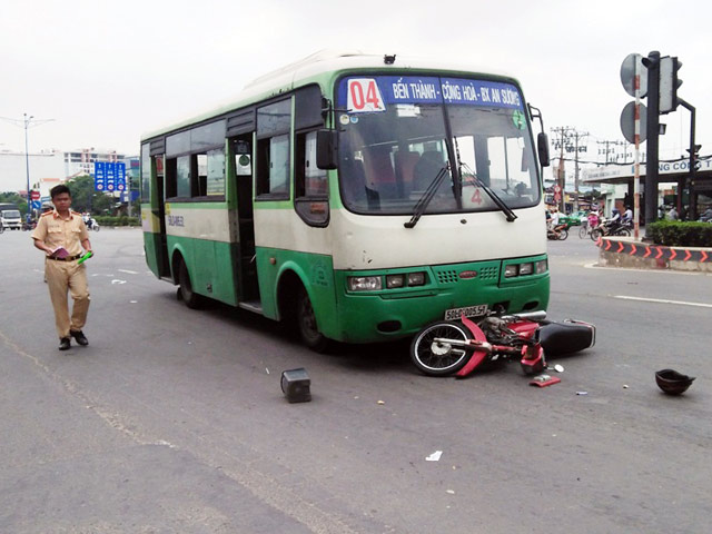 Va chạm với xe buýt, cụ ông bị hất văng xa nhiều mét