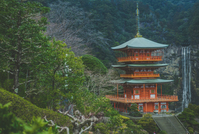 Ảnh thiên nhiên Nhật Bản đầy màu sắc và hấp dẫn luôn khiến bạn cảm thấy yên bình và sống động. Với những bức hình về hoa anh đào, ngọn núi phủ đầy tuyết hay đầm lầy xanh rì, bạn sẽ được chìm đắm trong vẻ đẹp đầy hoa mỹ của đất nước này.