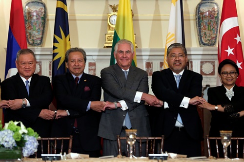 Ngoại trưởng Mỹ Rex Tillerson (giữa) chụp ảnh cùng các ngoại trưởng ASEAN tại Washington ngày 4/5. Ảnh: Reuters.
