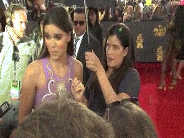 Mưa đá ”rơi vỡ đầu” sao trên thảm đỏ MTV Awards 2017