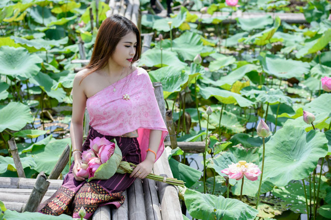 thieu nu lao khoe dang ngoc ben sen dau ha hinh anh 7