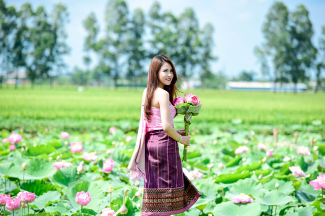 thieu nu lao khoe dang ngoc ben sen dau ha hinh anh 6