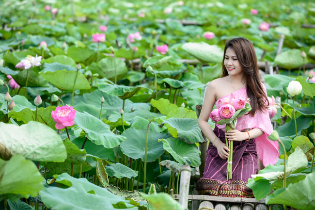 thieu nu lao khoe dang ngoc ben sen dau ha hinh anh 12