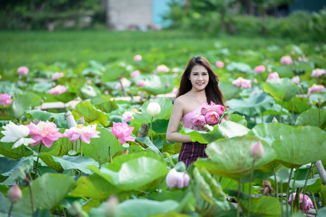 thieu nu lao khoe dang ngoc ben sen dau ha hinh anh 15