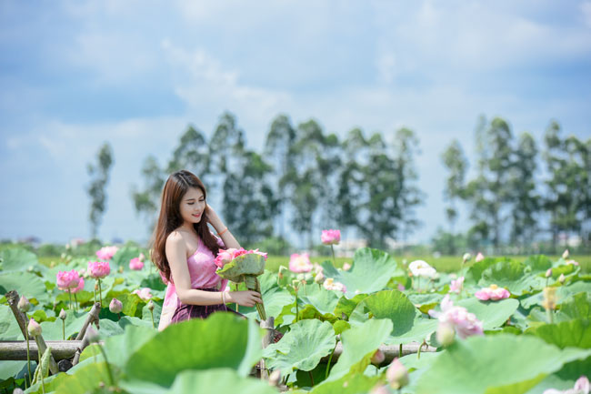 thieu nu lao khoe dang ngoc ben sen dau ha hinh anh 8