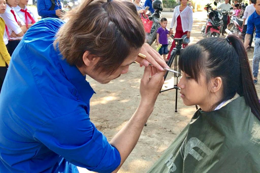 Cắt tóc miễn phí cho học sinh khó khăn ở Xuân Liên  Cổng thông tin điện tử  huyện Nghi Xuân