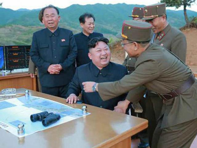 Kim Jong-un tươi cười ăn mừng phóng tên lửa 