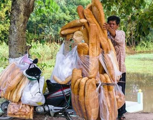 Dân Mạng “phát Sốt” Với Bánh Mì “khổng Lồ” ở An Giang