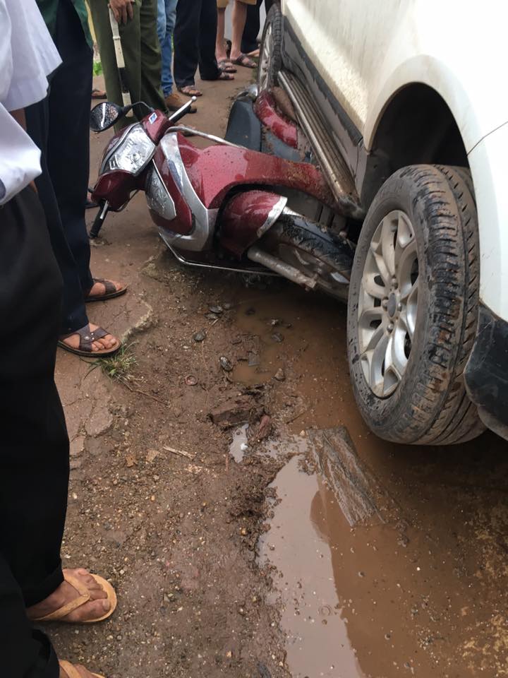 Chiếc xe máy bị mắc kẹt trong gầm xe ô tô sau vụ tai nạn