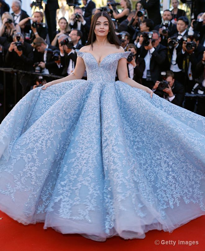 Hoa hậu đẹp nhất thế giới diện váy xẻ sâu hun hút ở Cannes