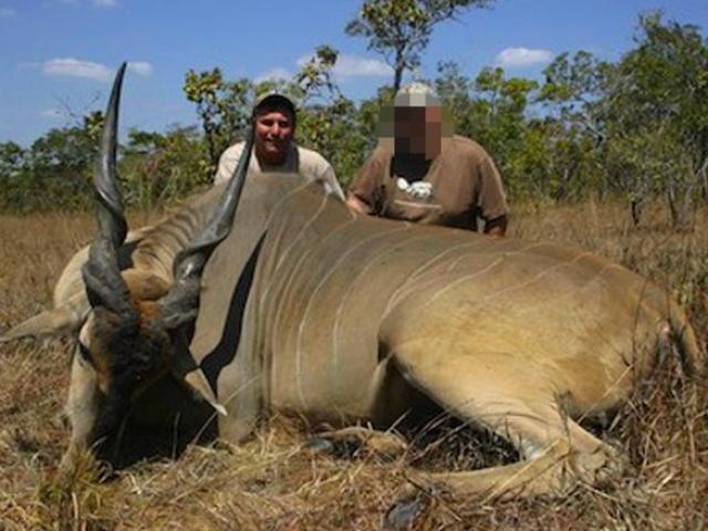 Thợ săn huyền thoại châu Phi bị voi tung lên rồi đè chết