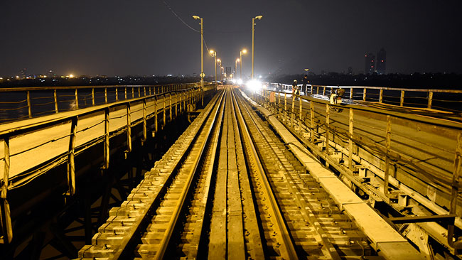 Để gia cố đảm bảo an toàn và phục vụ dự án khôi phục cầu Long Biên giai đoạn 1, chủ đầu tư và nhà thầu đã tiến hành rào chắn cấm một phần đường của cầu Long Biên hướng đi từ quận Long Biên sang trung tâm Hà Nội.
