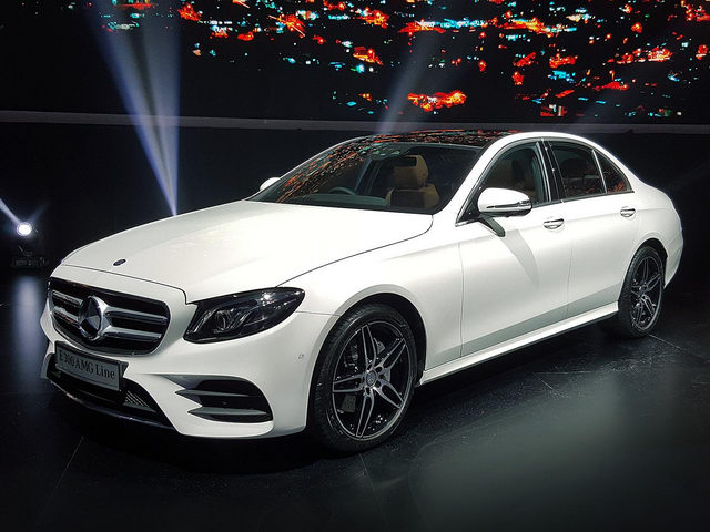 Bán xe Mercedes E300 AMG 2016 cũ màu Trắng giá rẻ