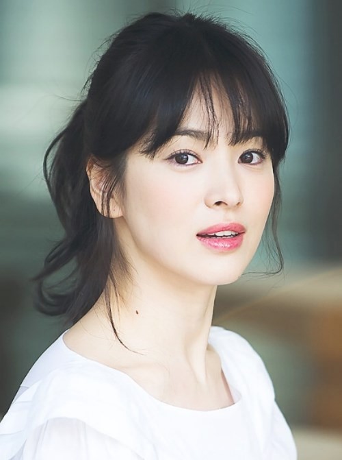 Tóc mái thưa là kiểu tóc giúp bạn tôn lên vẻ đẹp duyên dáng và nữ tính của mình. Hãy xem ngay hình ảnh của nữ diễn viên xinh đẹp - Song Hye Kyo để tìm kiếm những ưu điểm của loại kiểu tóc này!