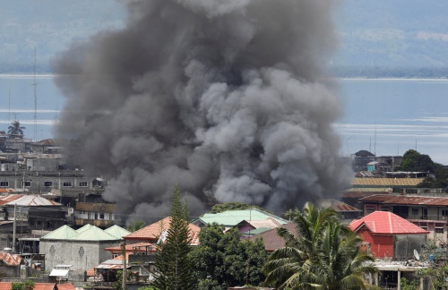 Khói bốc lên do giao tranh tại Marawi. Ảnh: Reuters