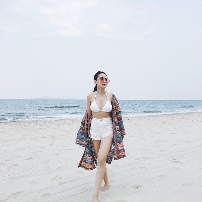 Yến Trang, Yến Nhi tái xuất sexy với bikini nõn nà hơn siêu mẫu