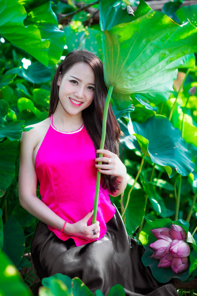 Áo yếm là một trang phục truyền thống của Việt Nam mang đến một vẻ đẹp thanh lịch, quyến rũ. Bất kỳ ai cũng sẽ bị thu hút bởi sự sang trọng và tinh tế của áo yếm. Hãy xem ảnh về áo yếm và cảm nhận được sự quý phái của trang phục truyền thống này.