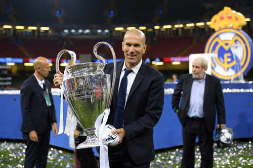 HLV Zinedine Zidane và chiếc cúp vô địch Champions League lịch sử của Real Madrid.