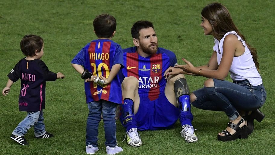 Những khoảnh khắc đáng yêu của Messi và Antonella trong ngày cưới làm say đắm lòng người. Bức ảnh này cho thấy tình yêu của họ đẹp đến mức nào và bạn không thể bỏ lỡ nó.