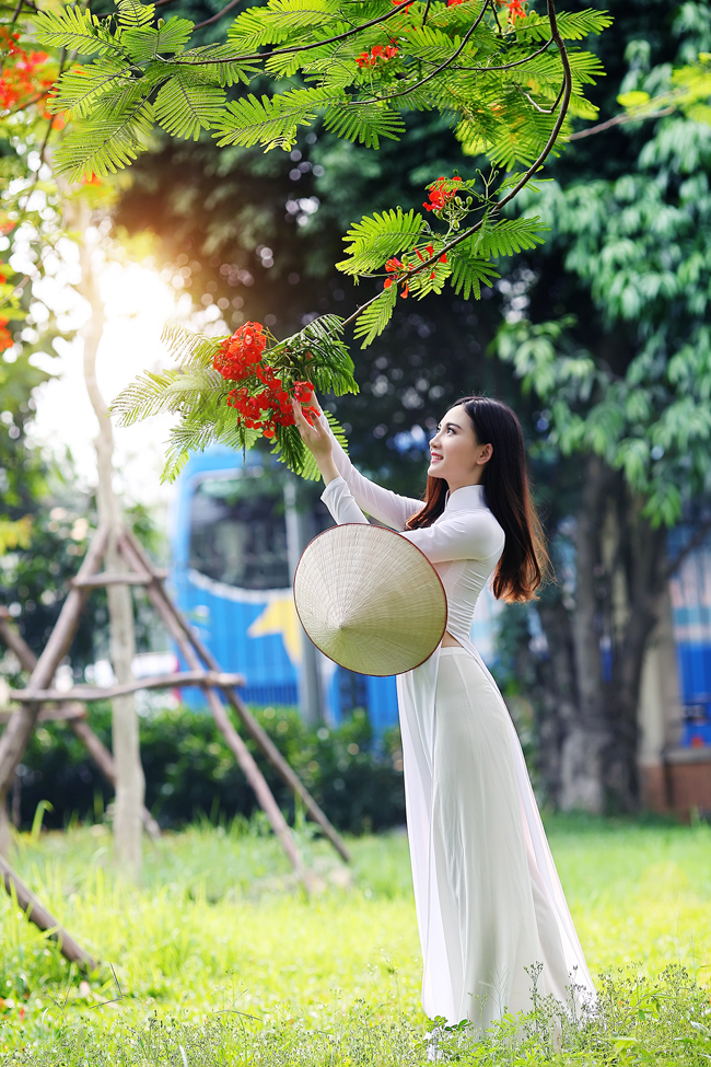 thieu nu dep nhu buc tranh ben loai hoa 