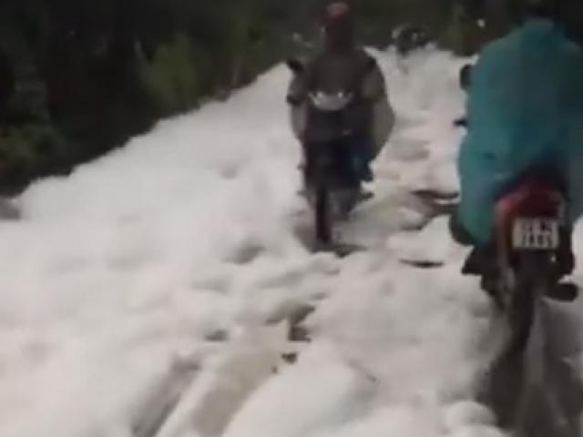 ”Con đường tuyết trắng” sau mưa ở HN: Nguyên nhân bất ngờ