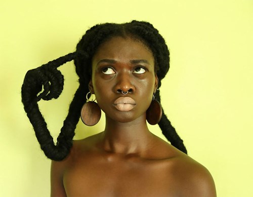 Mái tóc người đẹp Châu Phi: Tóc vốn là một phần quan trọng trong vẻ đẹp của người phụ nữ châu Phi, và tấm ảnh này chắc chắn sẽ khiến bạn phải ngạc nhiên trước vẻ đẹp tuyệt vời của mái tóc. Bạn sẽ cảm nhận độ mềm mại, mượt mà và cực kỳ sáng rực của mái tóc, khiến bạn ngất ngây và muốn chiêm ngưỡng mãi mãi.