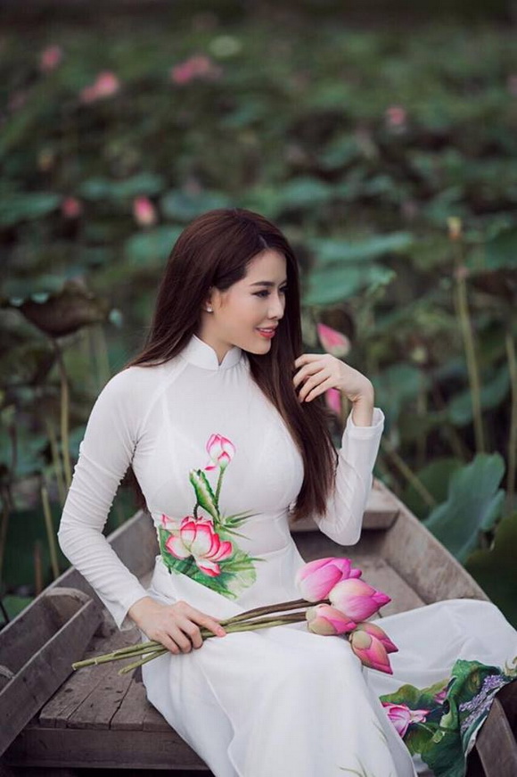 Áo dài bên sen không chỉ là một trang phục truyền thống Việt Nam, mà còn là biểu tượng của vẻ đẹp và thanh lịch. Khi mặc áo dài bên sen, bạn sẽ trông như một nữ hoàng cổ điển, quyến rũ và tinh tế. Hãy để mình trở nên đẹp như những bông sen nở bên hồ nước trong chiếc áo dài này!