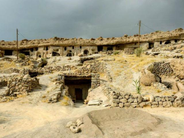Đột nhập ngôi làng 10.000 năm tuổi ”ẩn náu” trong hang động