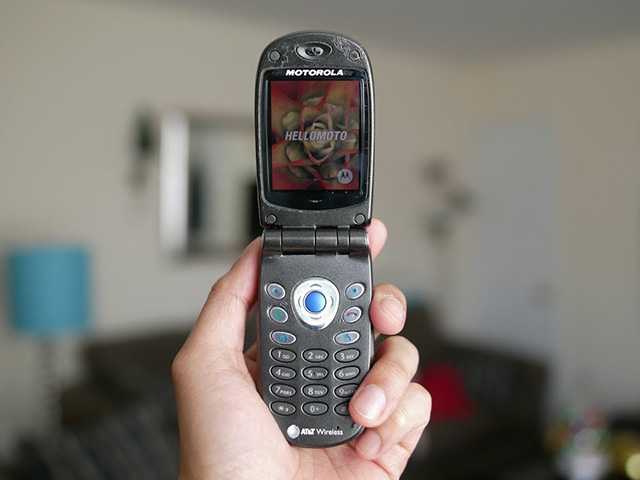 Điện thoại cổ hóa thân trong thiết kế hiện đại Motorola MPx200