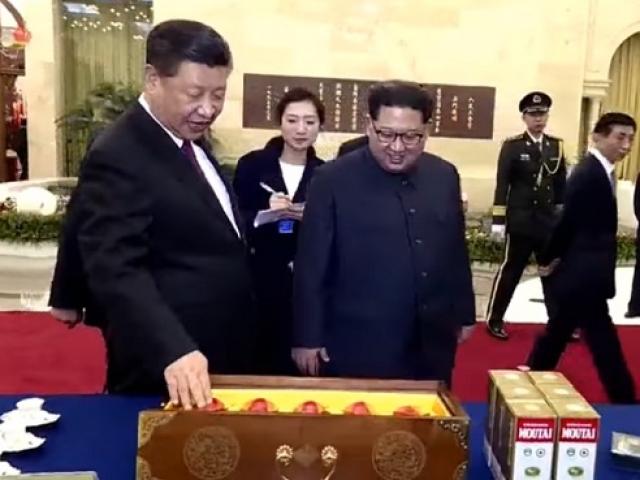 Ông Kim Jong-un nhận ”ngập” quà của ông Tập Cận Bình