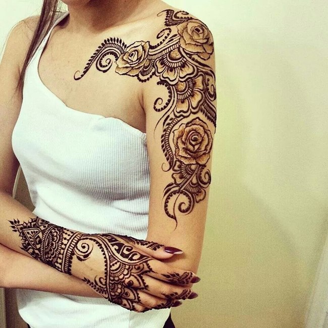 Henna: Trải nghiệm nghệ thuật đẹp từ nền văn hoá Ấn Độ với Henna - một loại sơn tạo hình thủ công mang ý nghĩa tốt đẹp. Khi đeo những họa tiết Henna trên tay, nó sẽ mang lại cho bạn cảm giác trang trọng, tôn vinh vẻ đẹp tự nhiên của bạn.