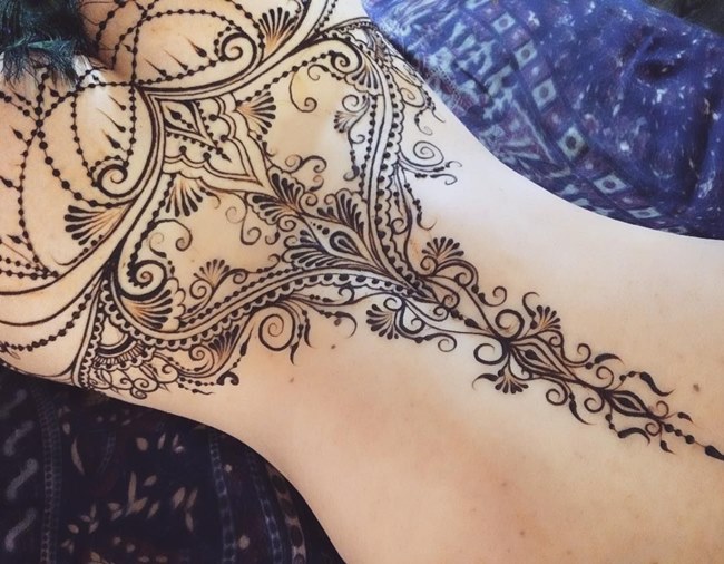 Cận cảnh cô gái vẽ Henna Tattoo thu bạc triệu mỗi tháng