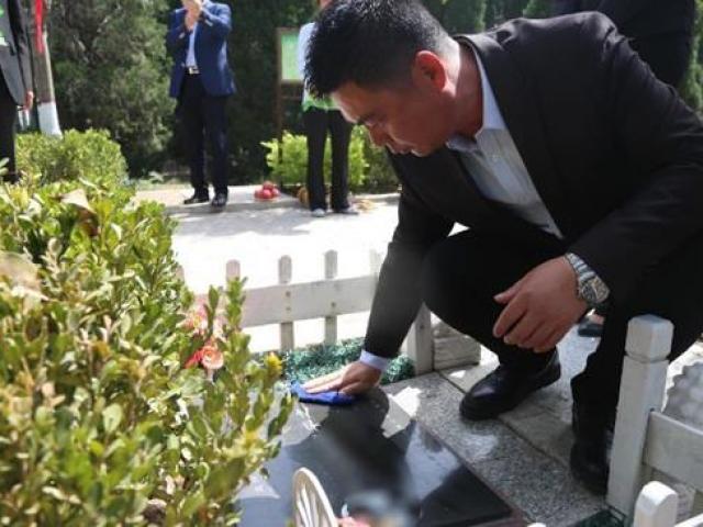 Trung Quốc: Đi tảo mộ 30 phút, check-in tại nghĩa trang, đút túi ngay cả triệu mỗi ngày